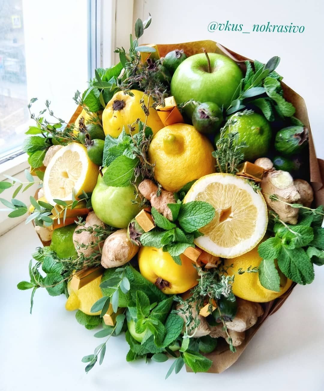 Мини букет из фруктов и конфет