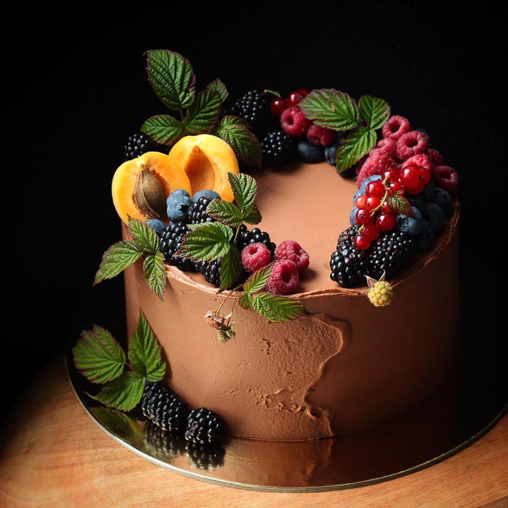 Торт с ягодным декором