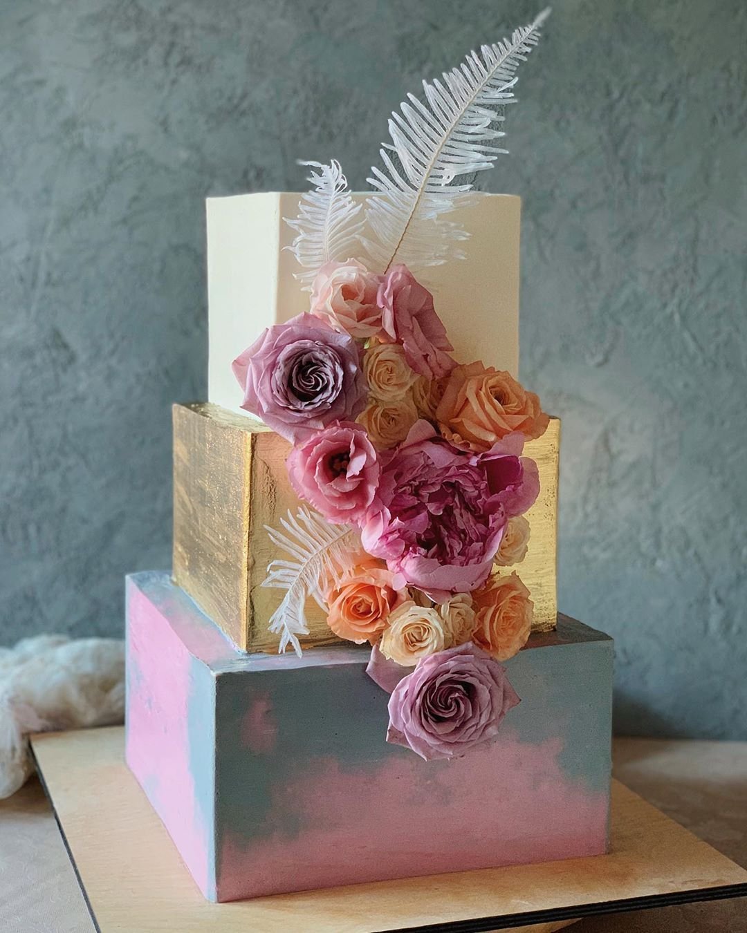 Квадратный торт болотно розового цвета