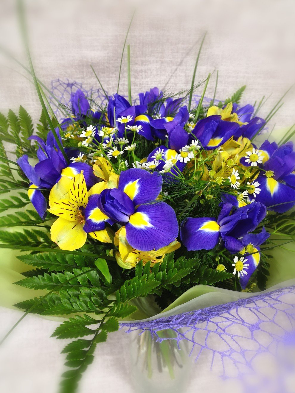 Ирисы и альстромерии букет
