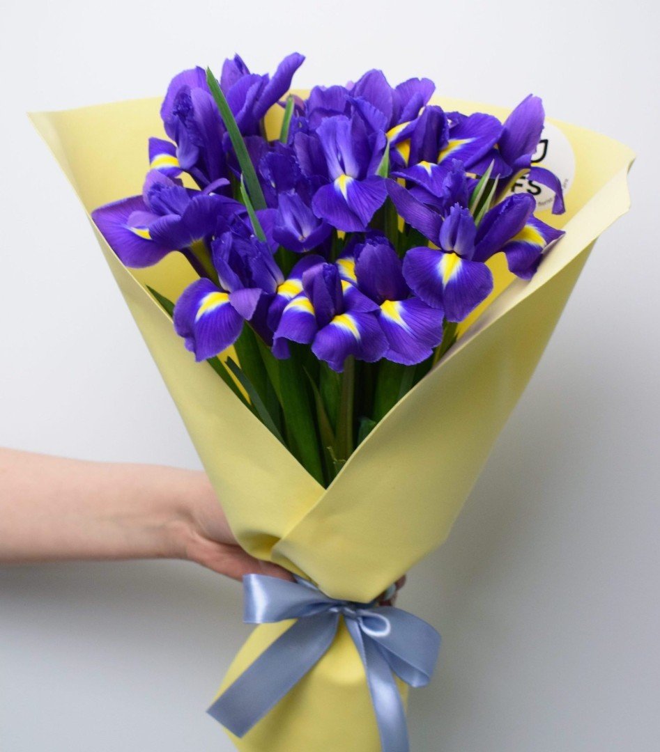 Букет "ирисы и Лизиантусы"