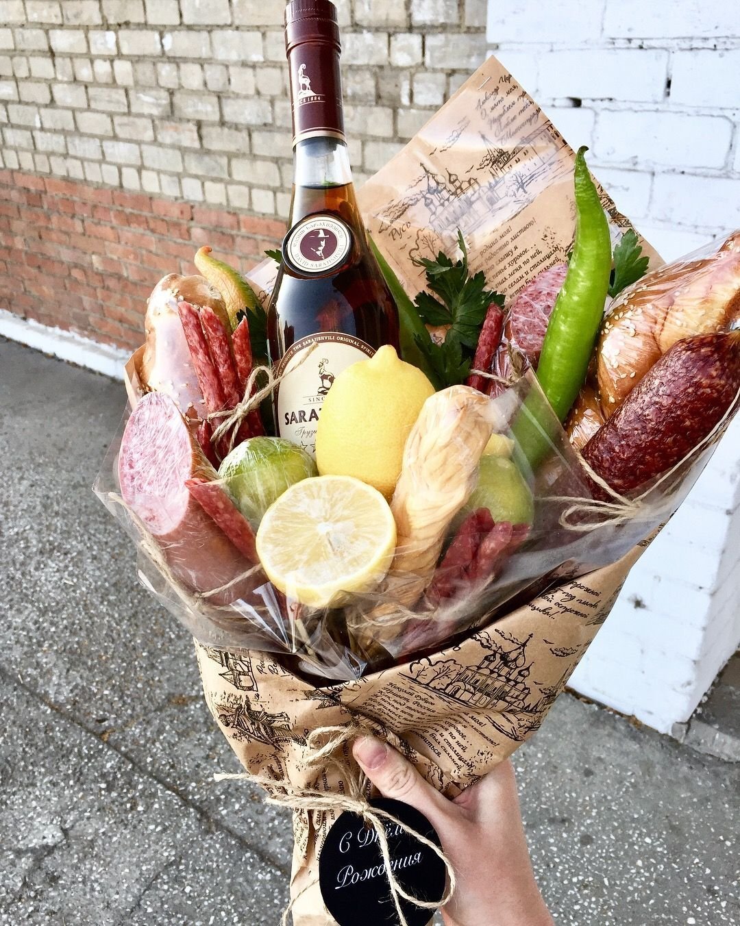 Мужской съедобный букет в черной бумаге