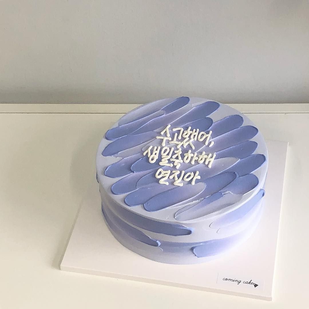 Украшение медовика сладостями