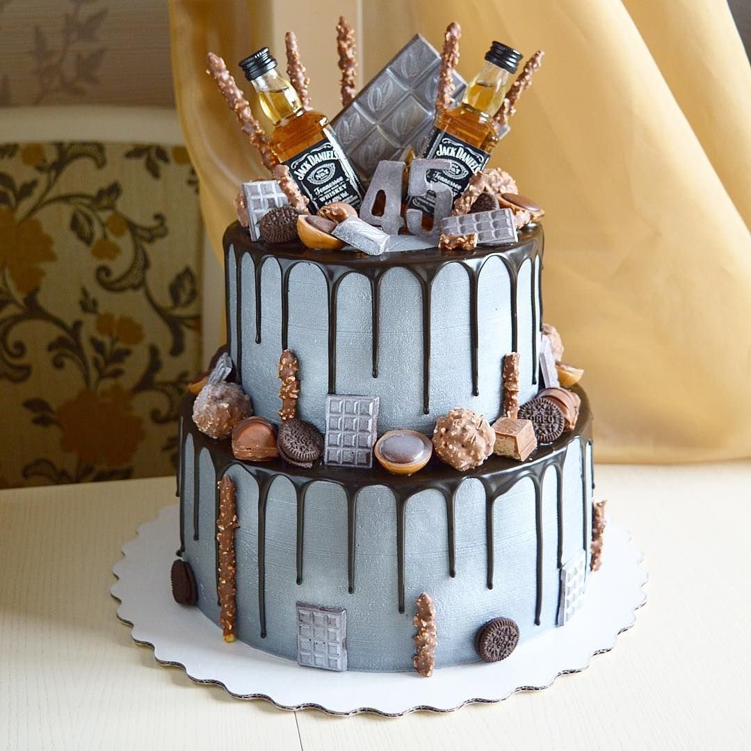 Украшение двухъярусного торта для мальчика