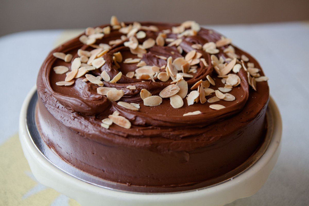 Торт с миндалем и шоколадом