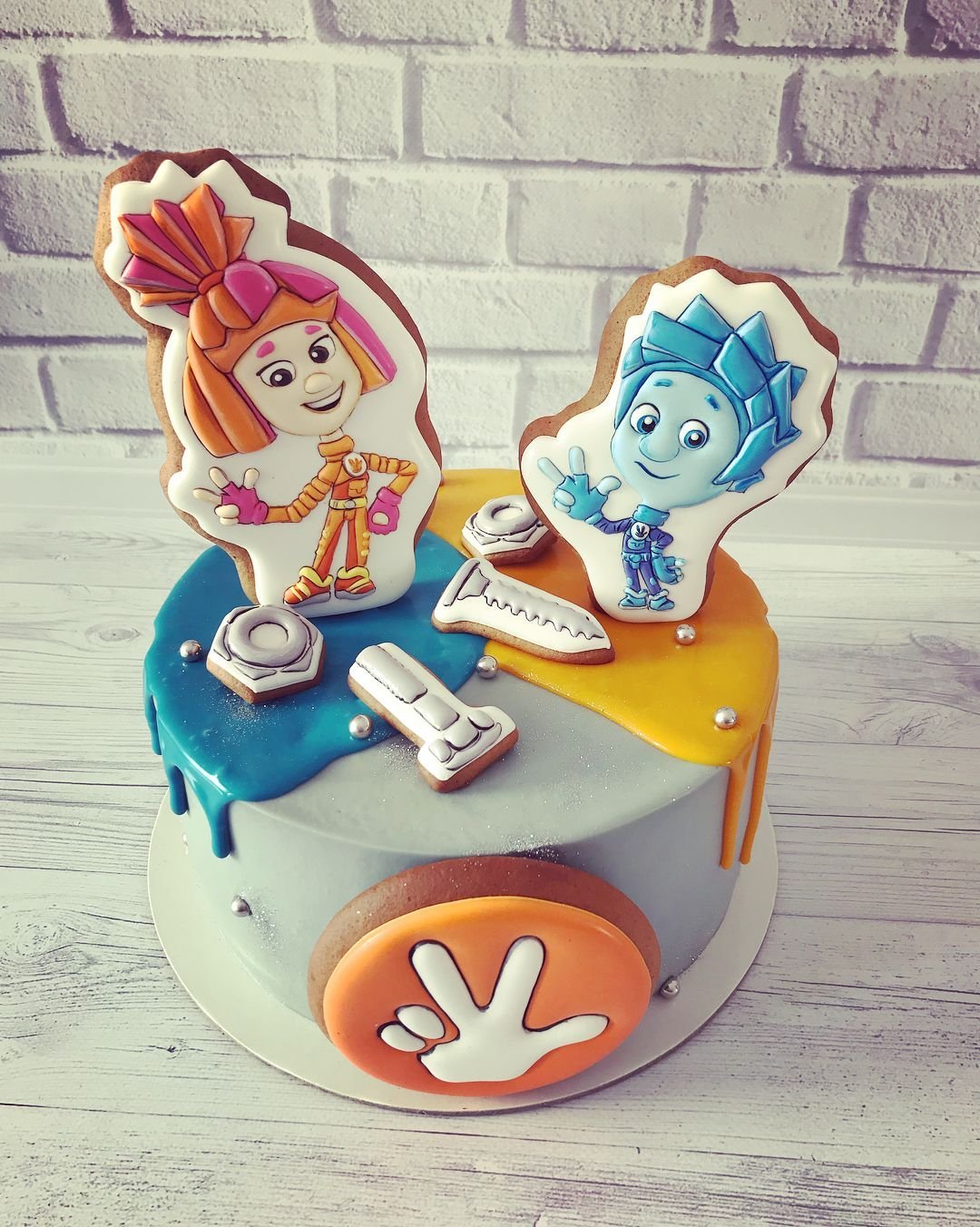 Торт от Палыча с Фиксиками на зеленом фоне