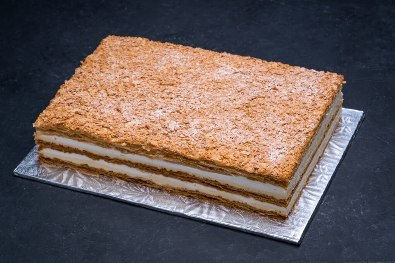 Торт Наполеон Советский. Торты из коржей слоеных готовых. Торт из слоеных коржей. Коржи из песочного теста для торта.