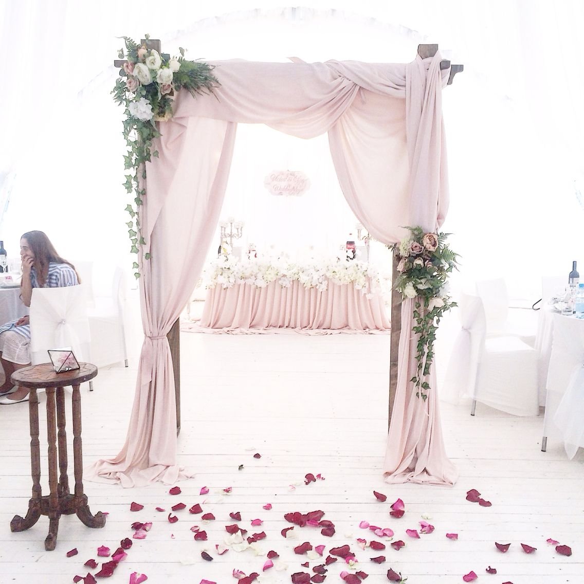 Свадебная арка в розовом цвете