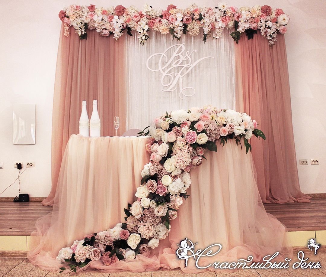 Украшение зала в пудровом цвете