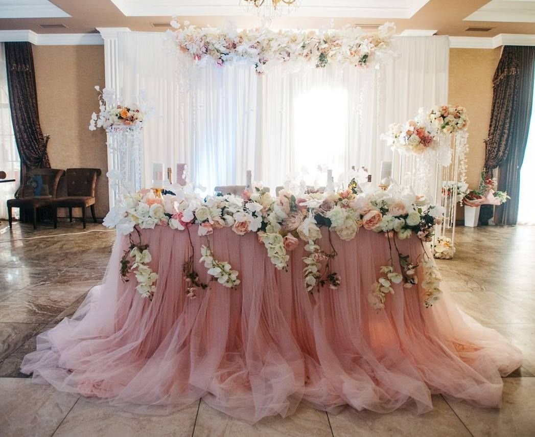 Украшение стола молодоженов цветами