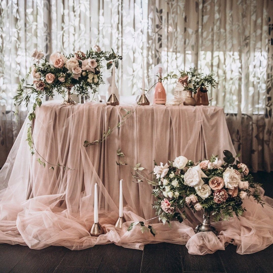 Украшение зала в пудровом цвете