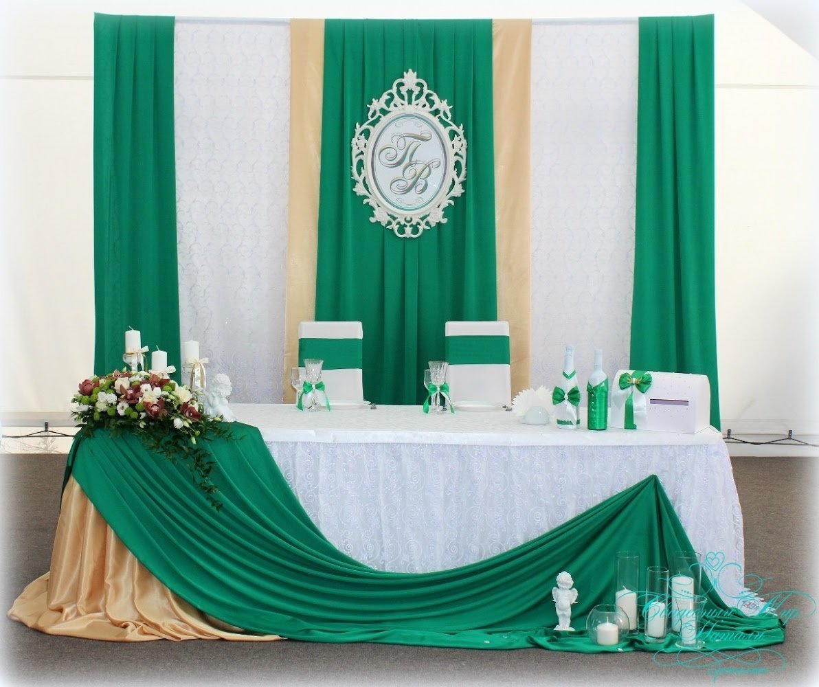 Украшение зала в изумрудном цвете