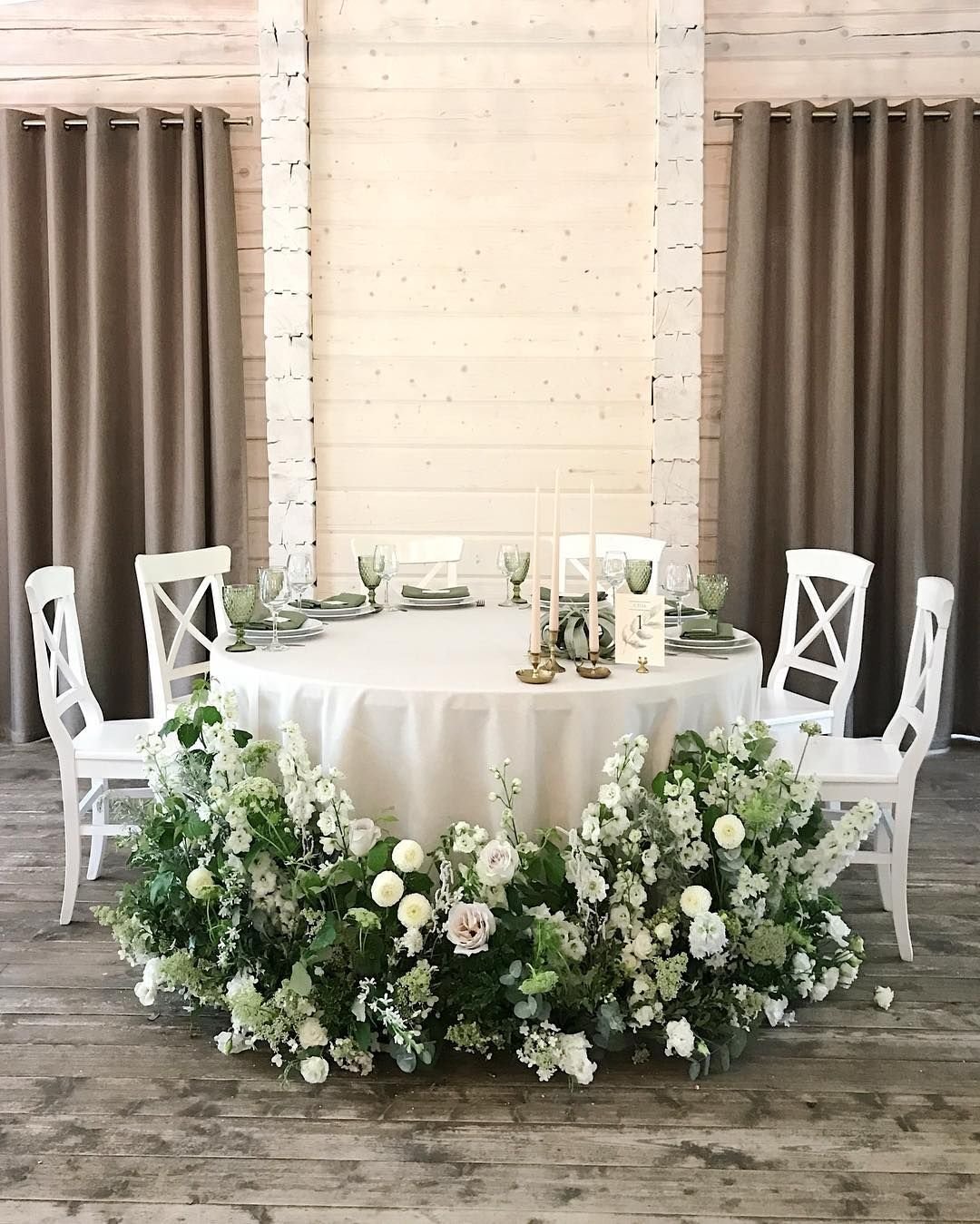 Украшение стола молодоженов