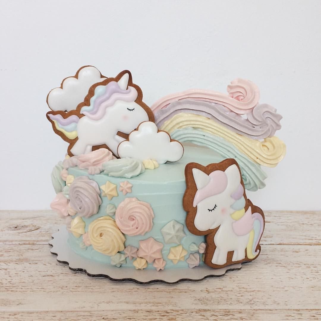 Торт с пряником единорожкой