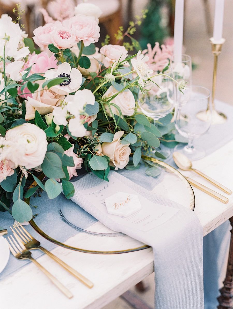 Украшение зала в пастельных тонах