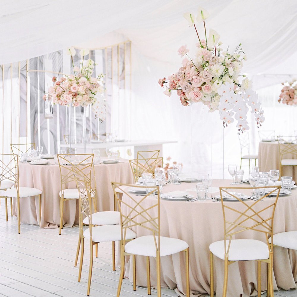 Украшение зала на свадьбу в пастельных тонах