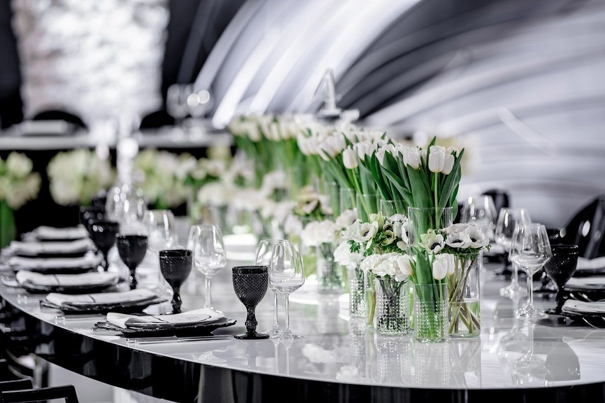 Черно белый декор на свадьбу