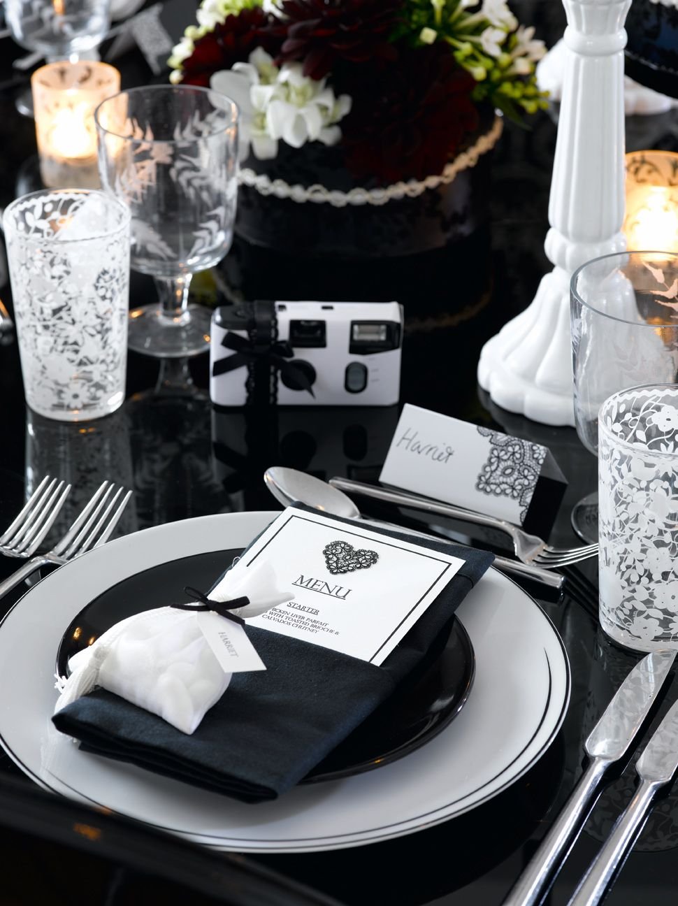 Фотозона в черно белом стиле