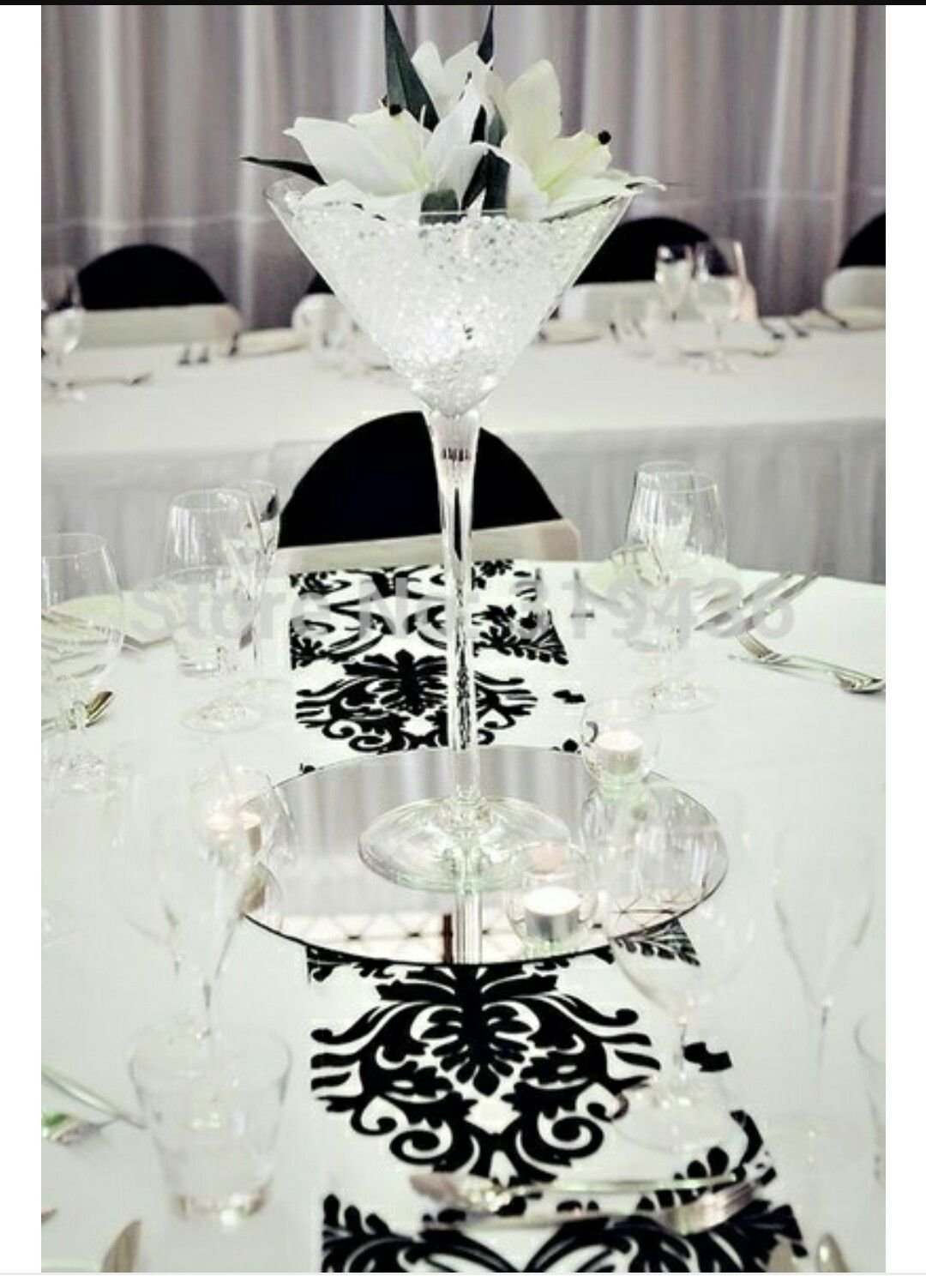 Фотозона в черно белом стиле