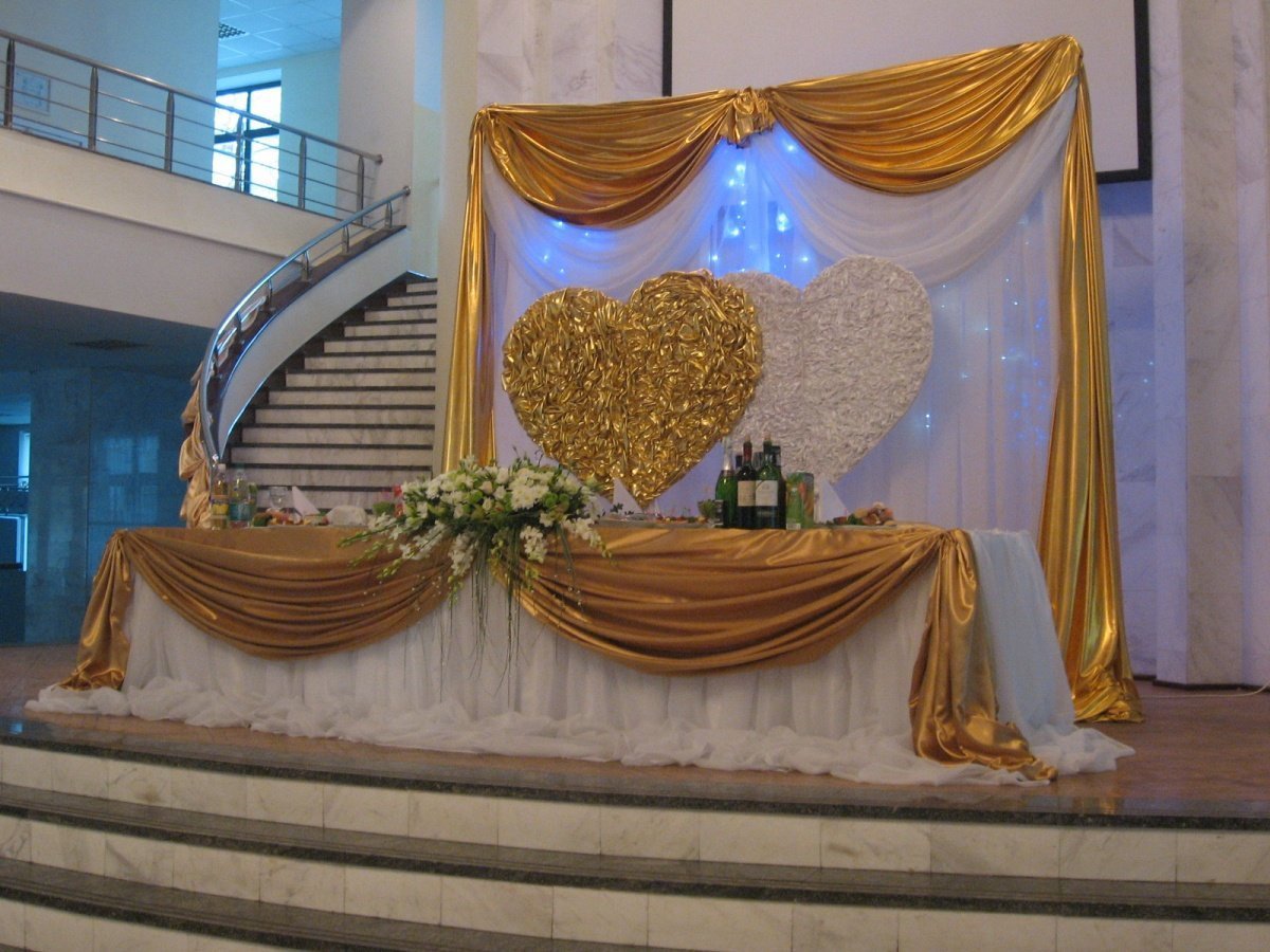 Украшение зала на свадьбу в золотом цвете