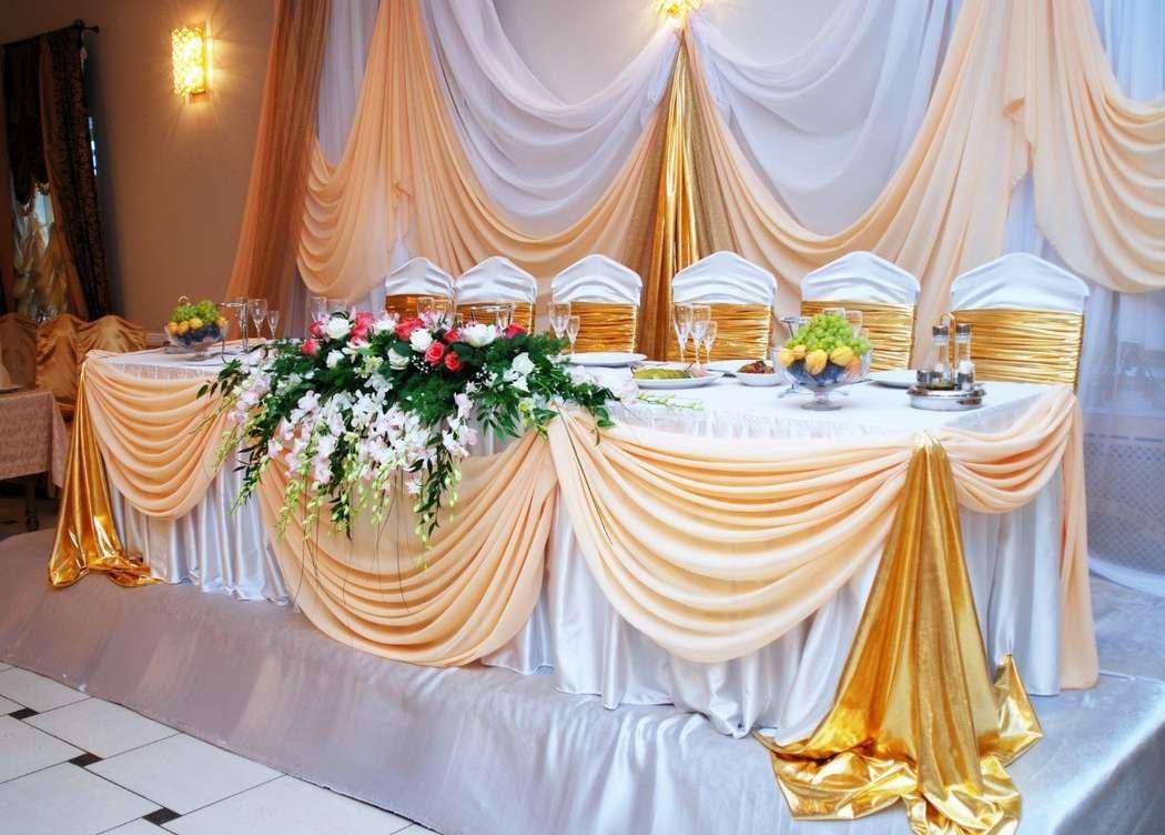 Банкетный зал в золотом цвете