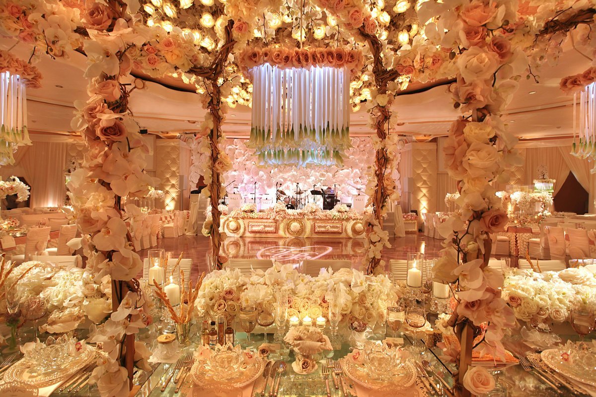 Декор свадебного зала в королевском стиле