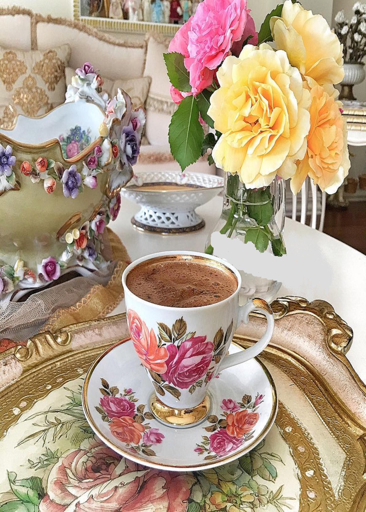 Цветы в кофейной чашке