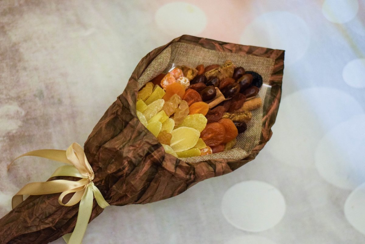 Букет из орехов и сухофруктов