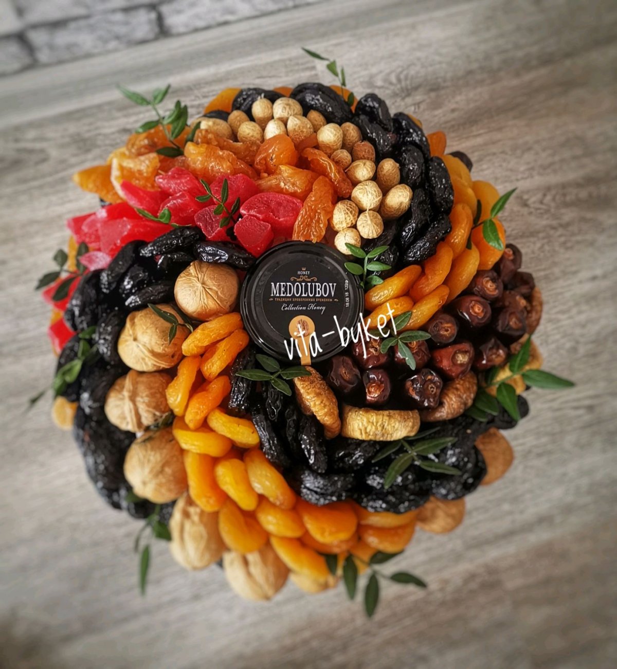 Композиция в кружке из сухофруктов