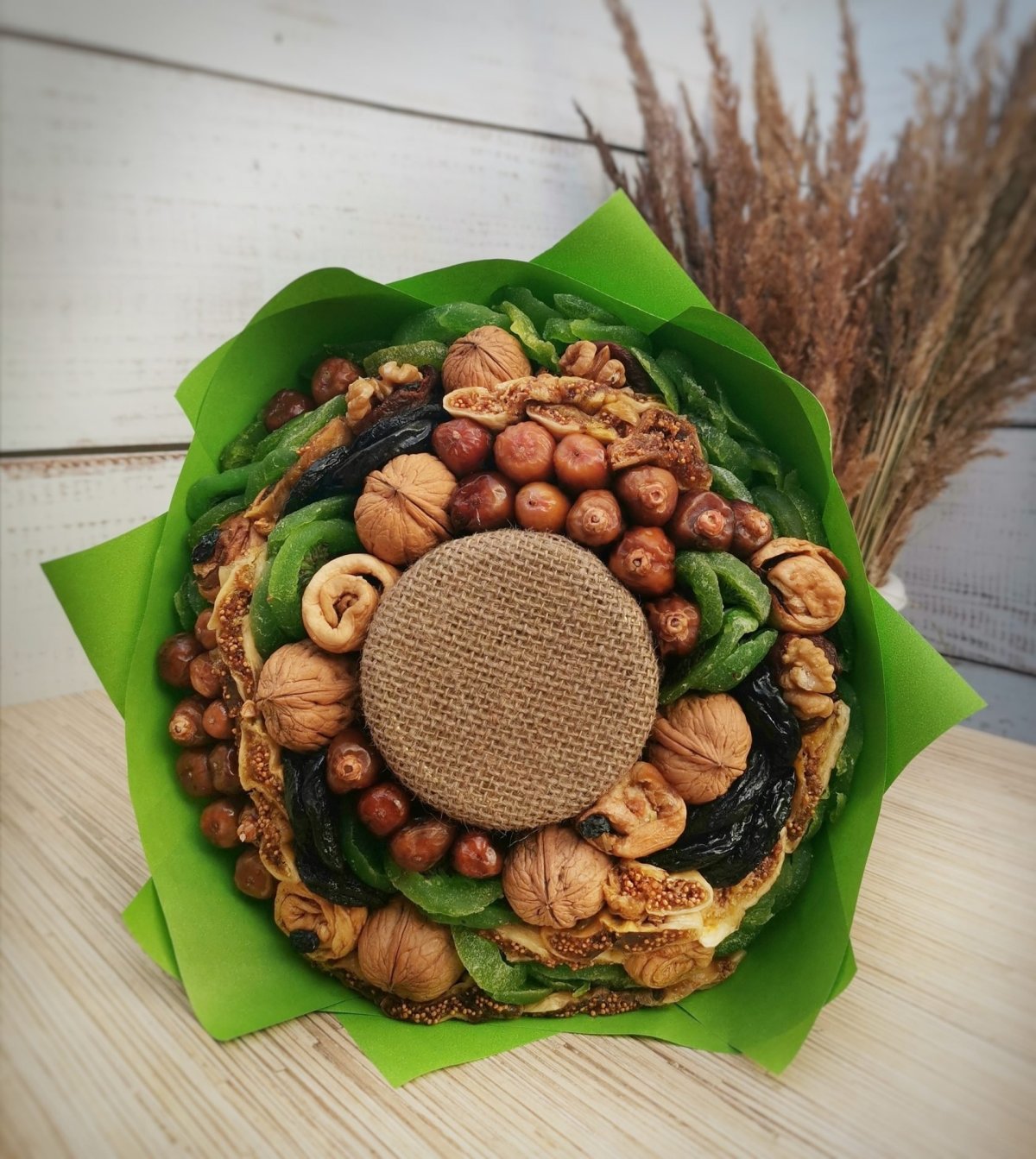 Букет из орехов и конфет