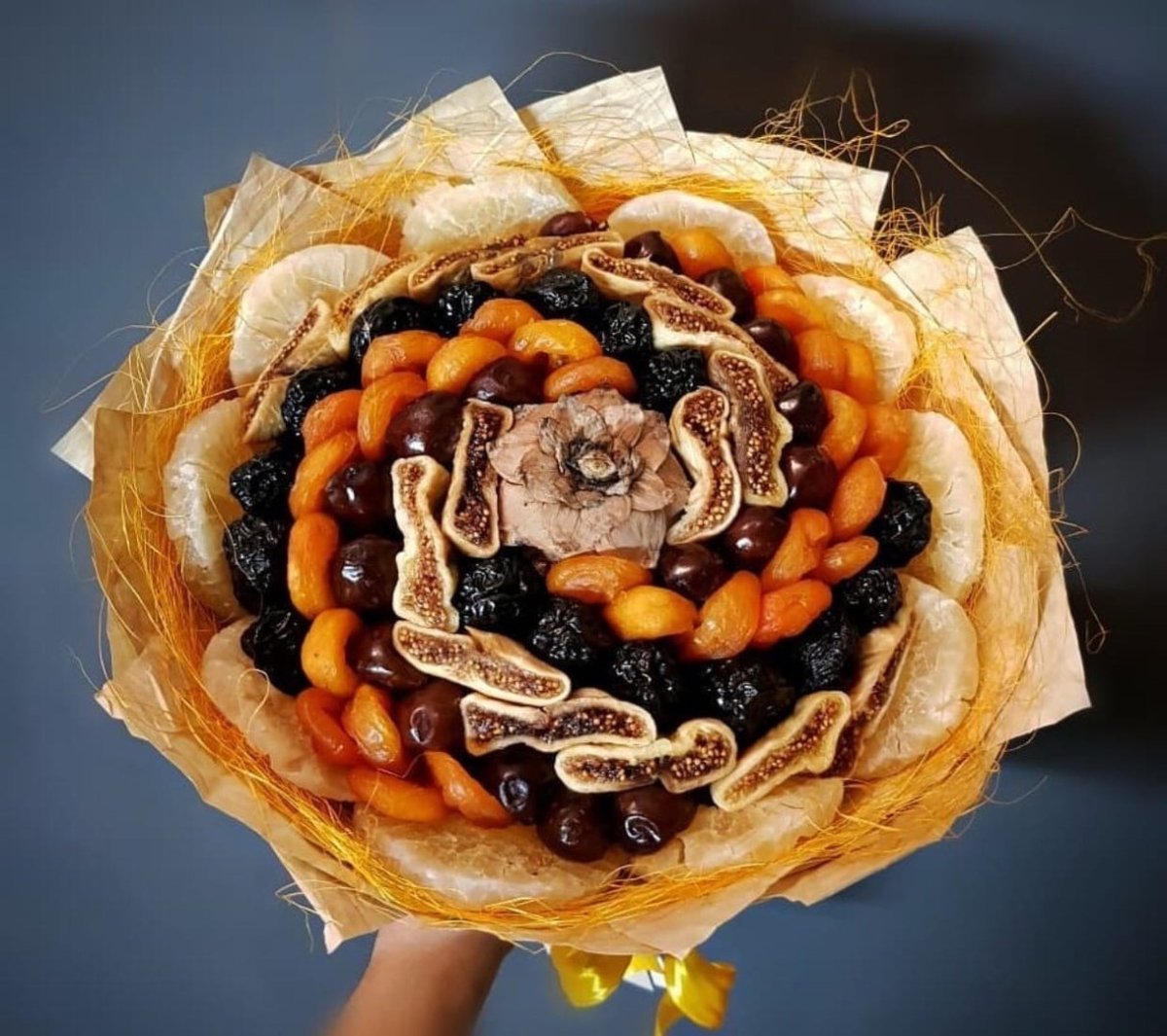 Букет из орехов и сухофруктов