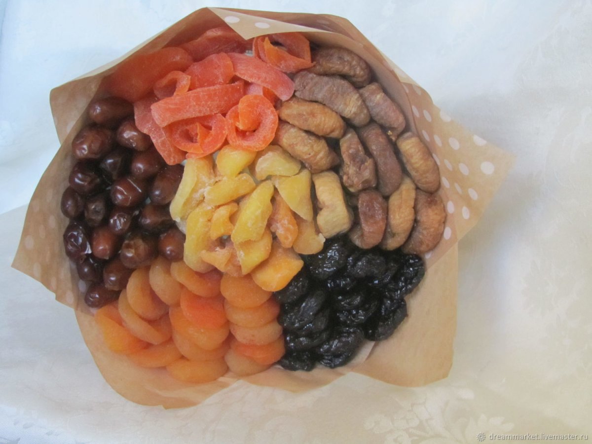 Букет из фруктов и сухофруктов в корзине