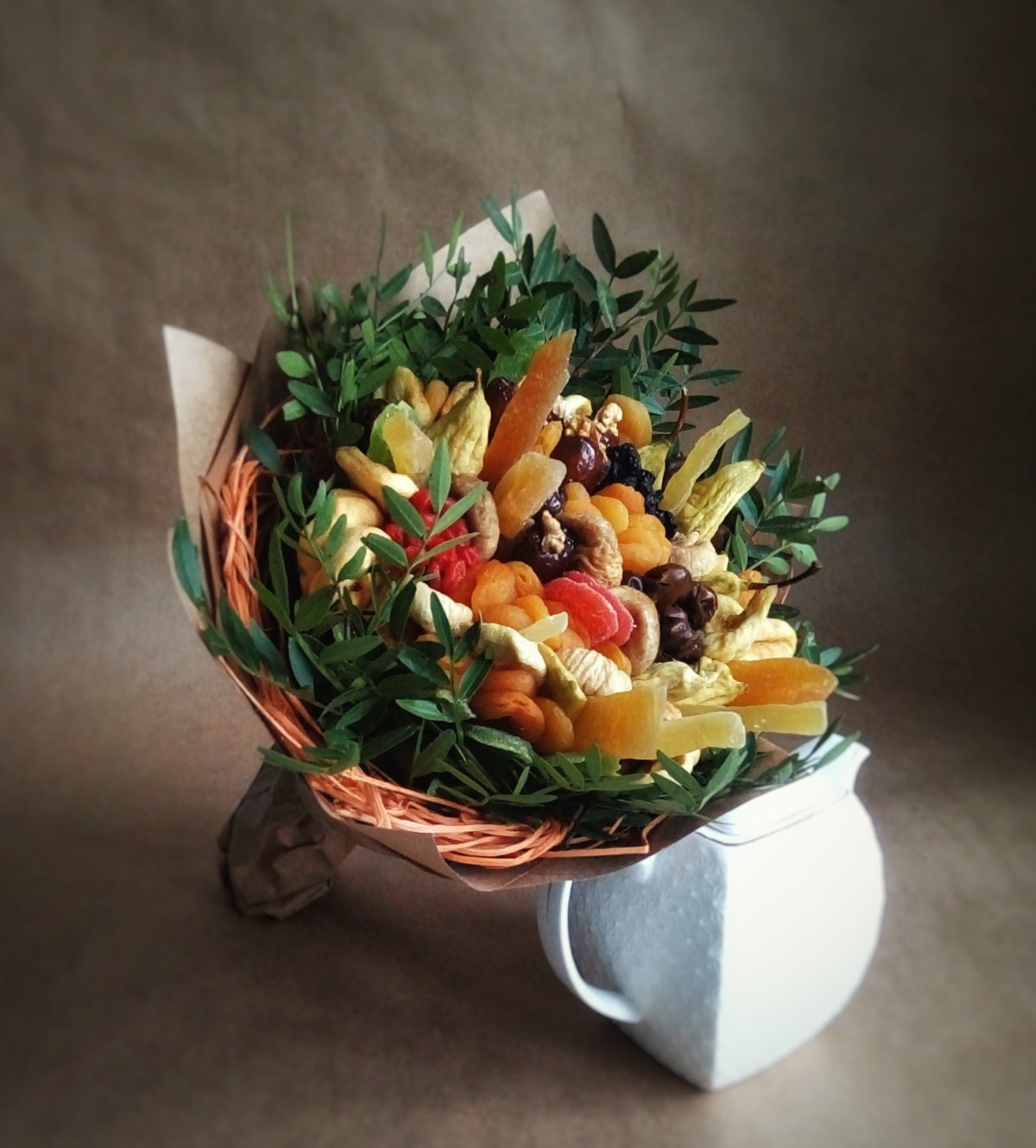 Букет из орехов и сухофруктов