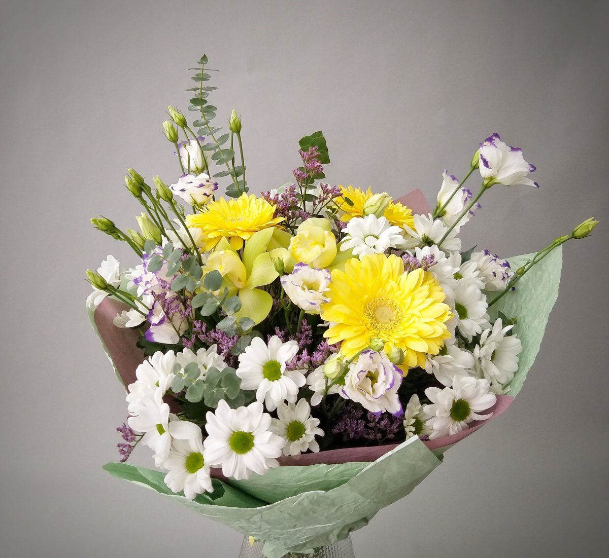 Букет из кустовых роз и хризантем