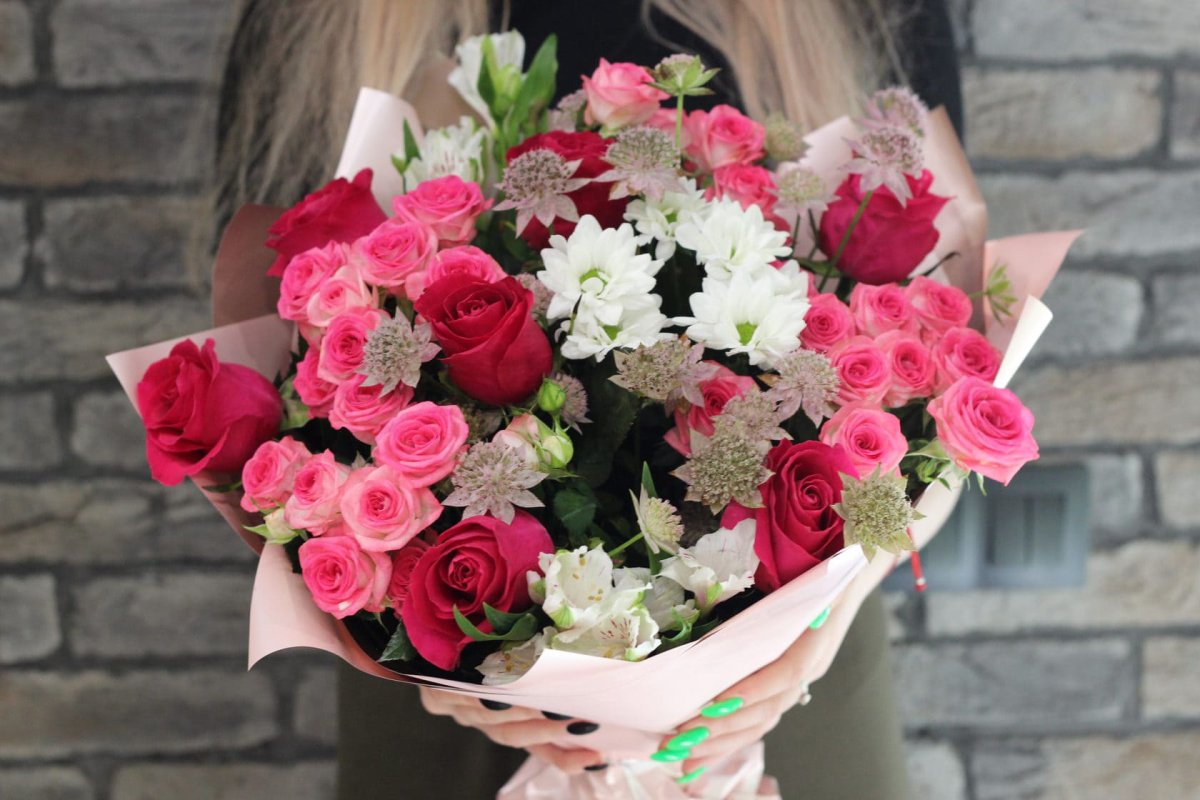 Розы с зелёными хризантемами