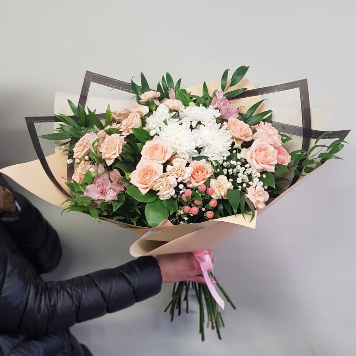 Букет из гвоздик и альстромерий и гербер