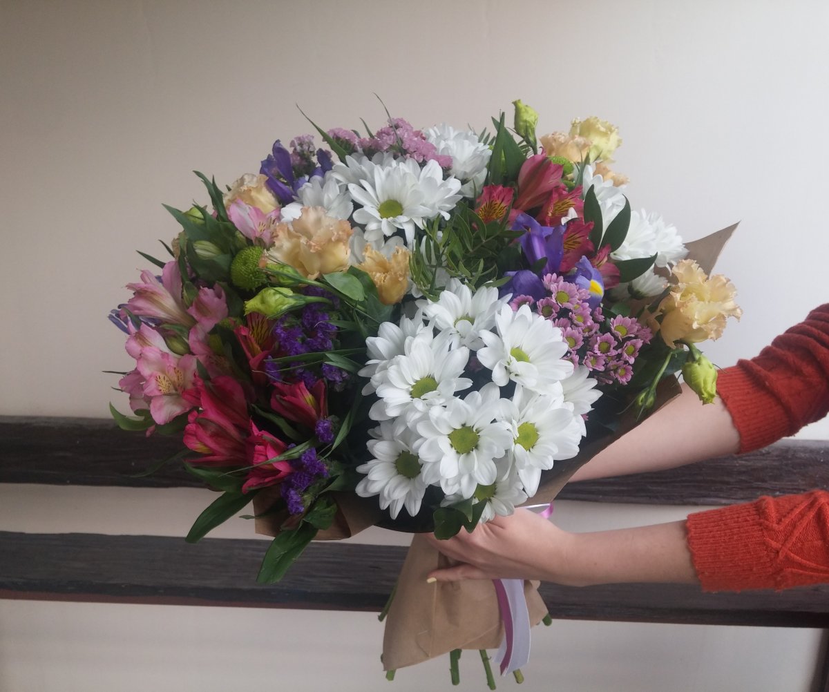 Букет из кустовой розы и альстромерии