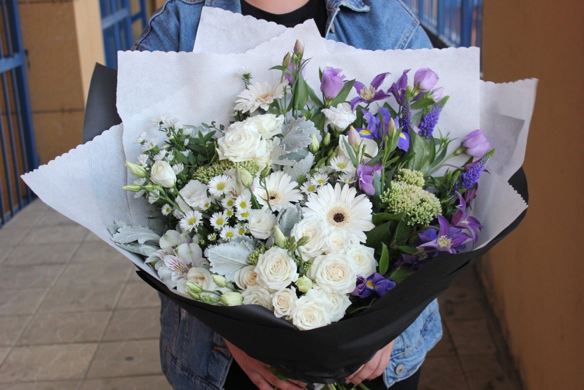 Букет розы и хризантемы кустовые