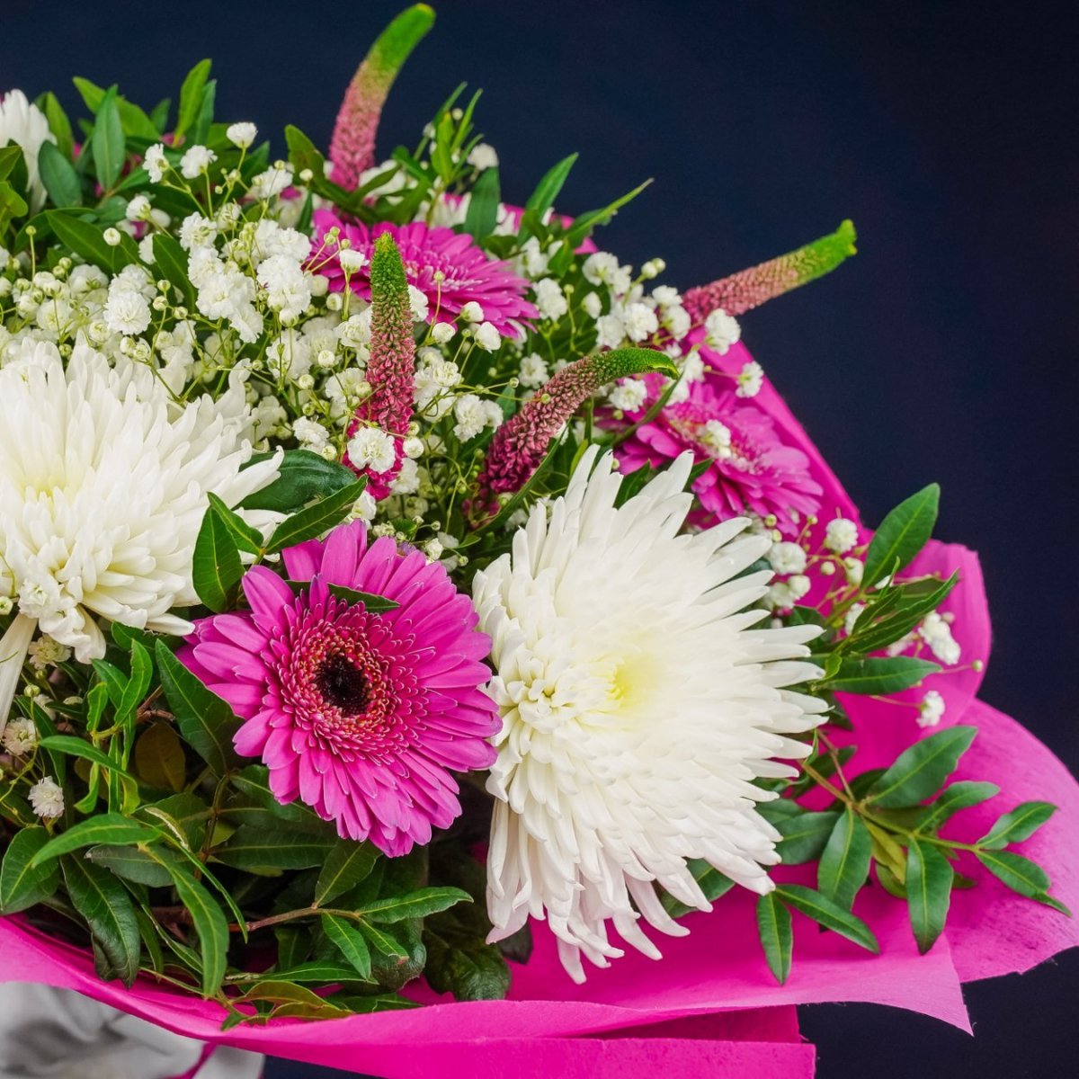 Гвоздика и гипсофила букет