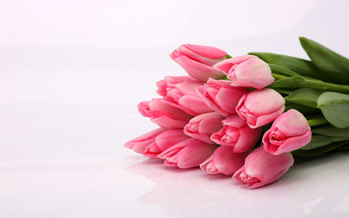 Весенний букет ирисы нарциссы тюльпаны