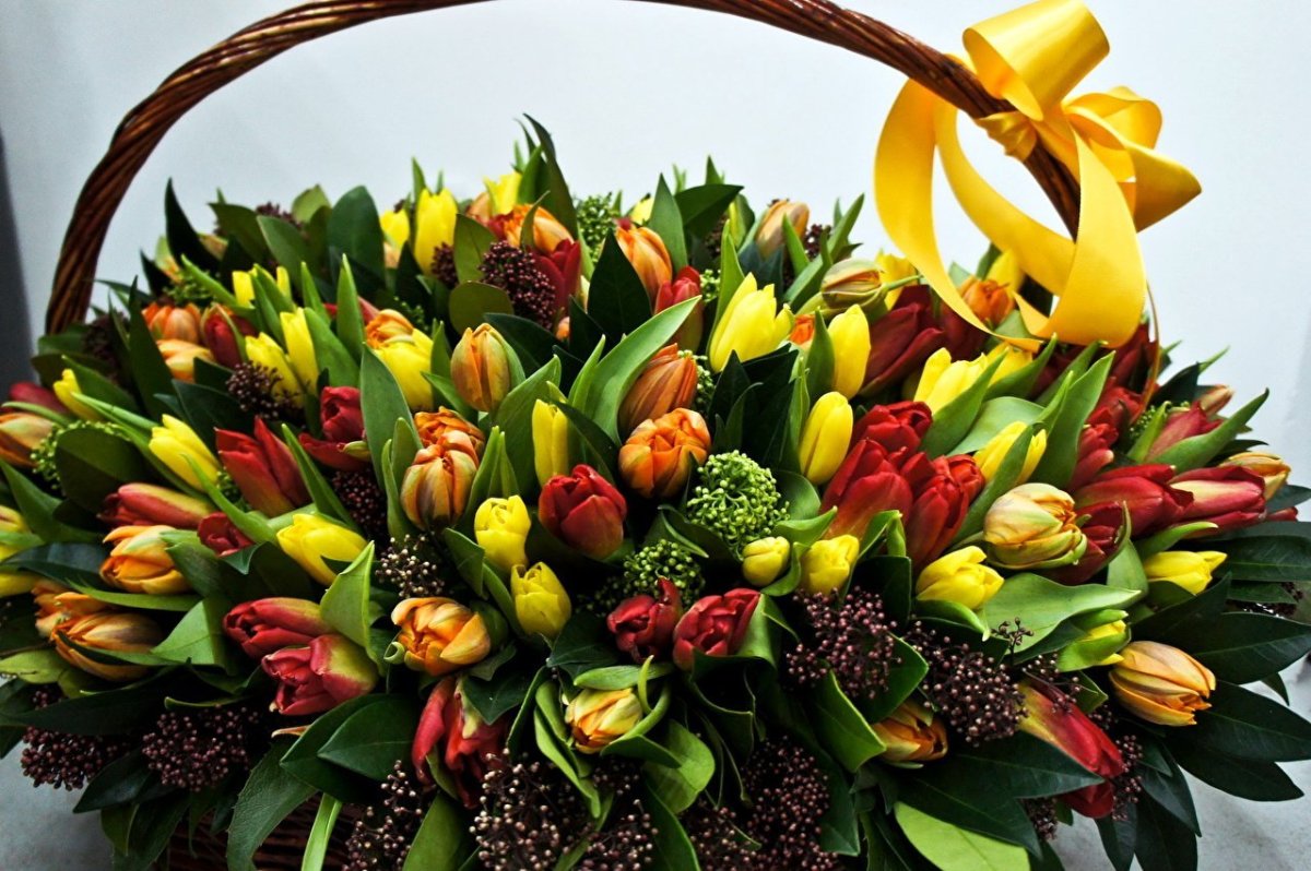 Тюльпаны в прозрачной вазе