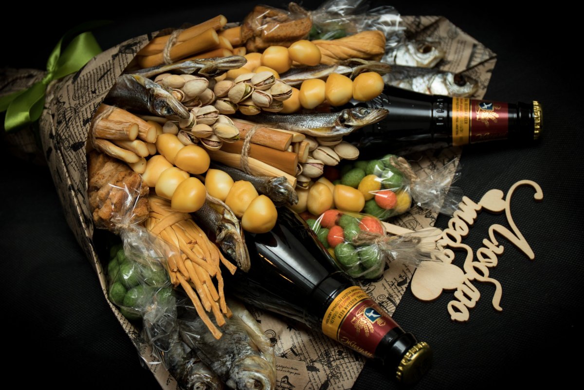 Подарок мужчине из пива и колбасы