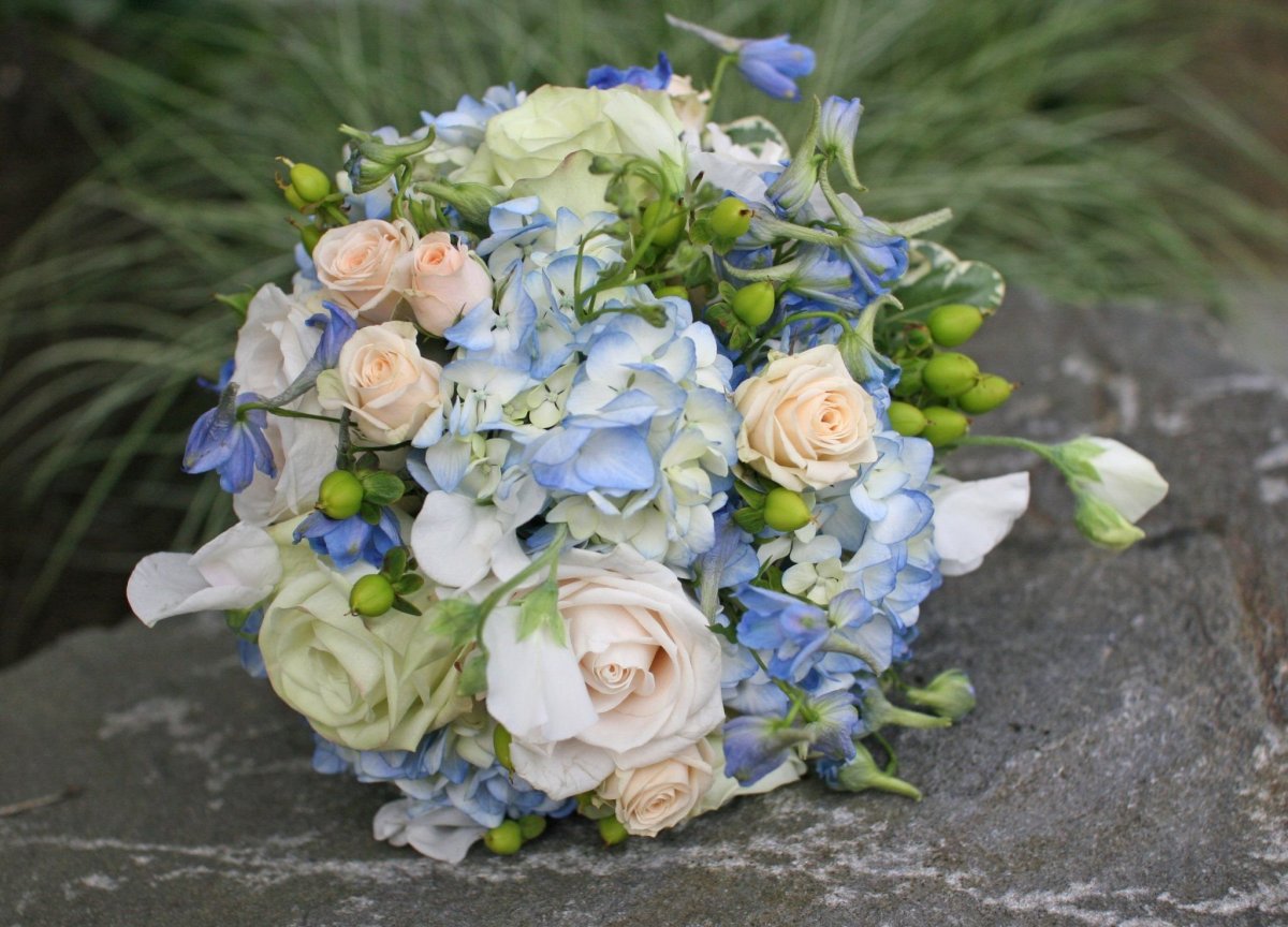 Букет невесты фрезии гортензии