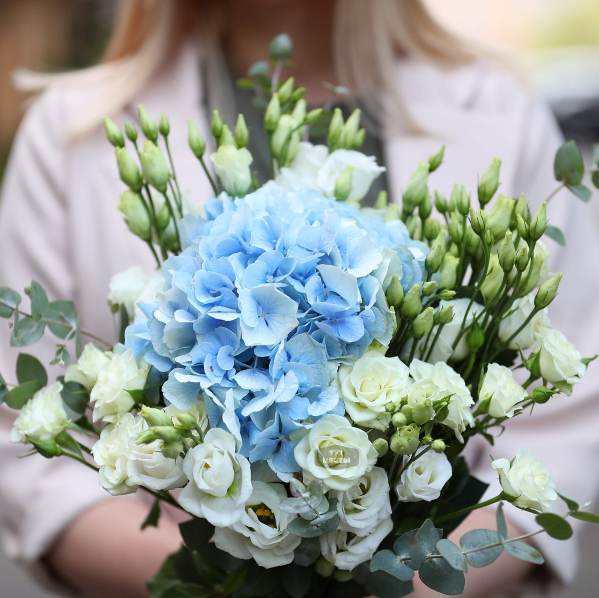 Эустома и гипсофила голубая букет