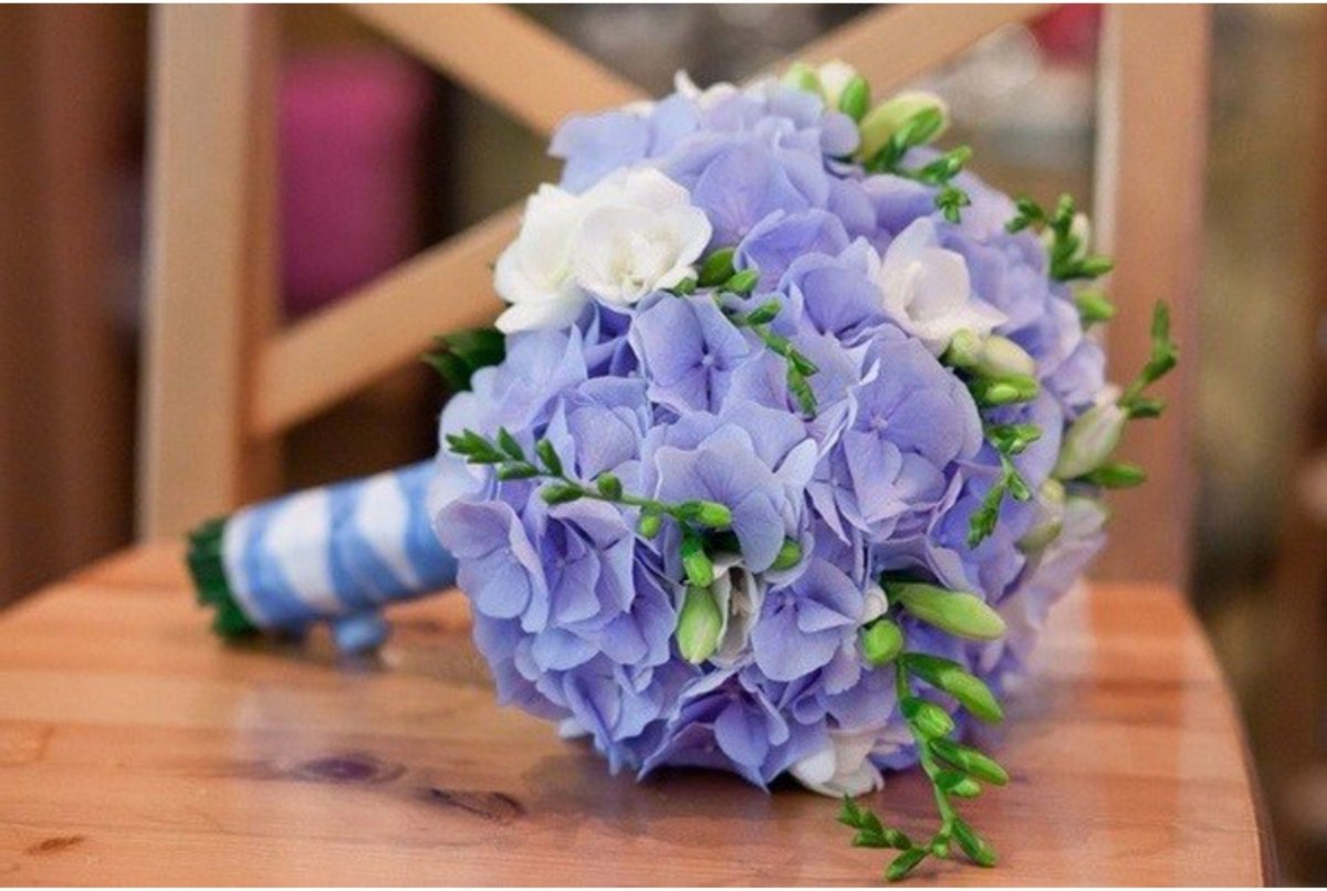 Свадебный букет гортензия и фрезия