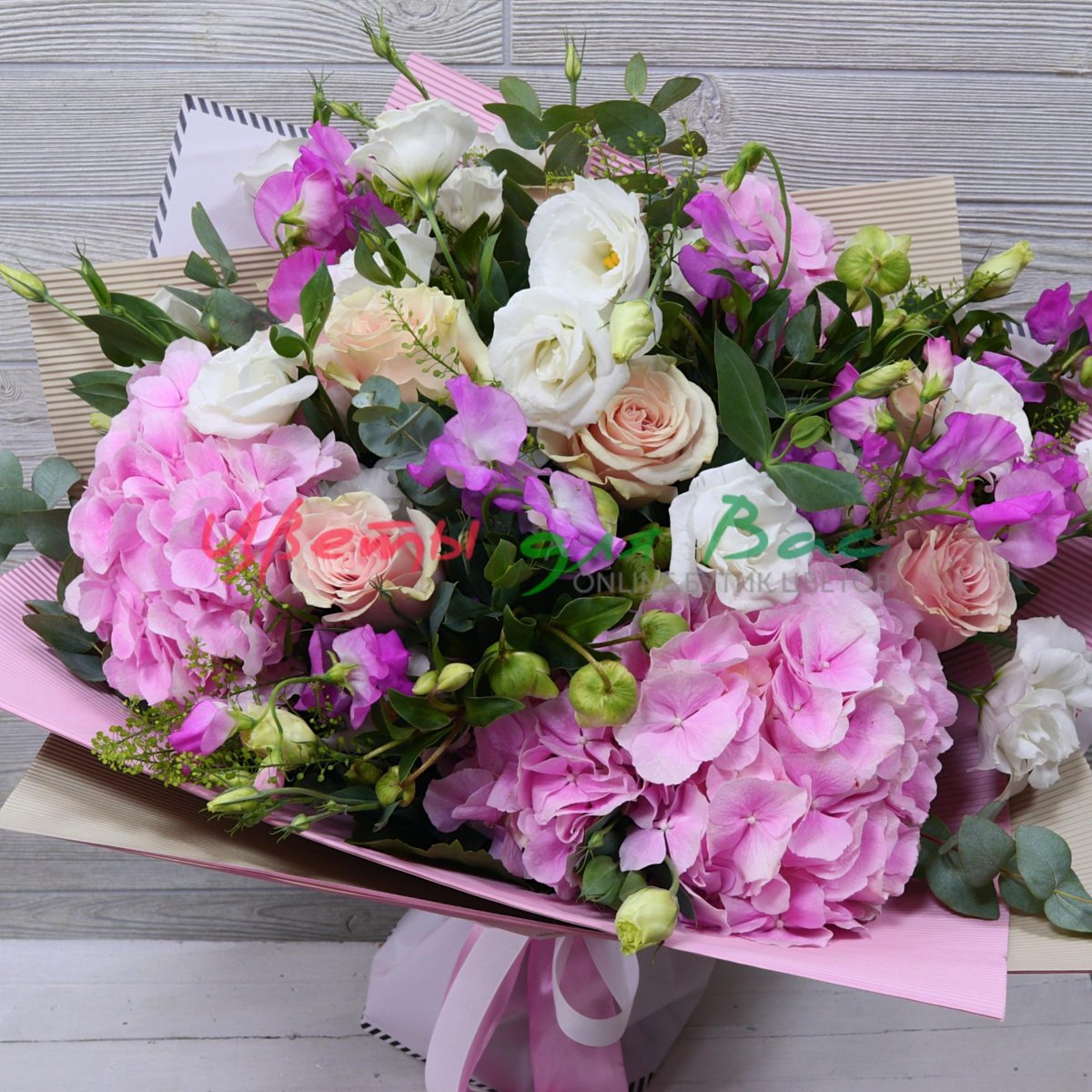 Букет с голубой гортензией