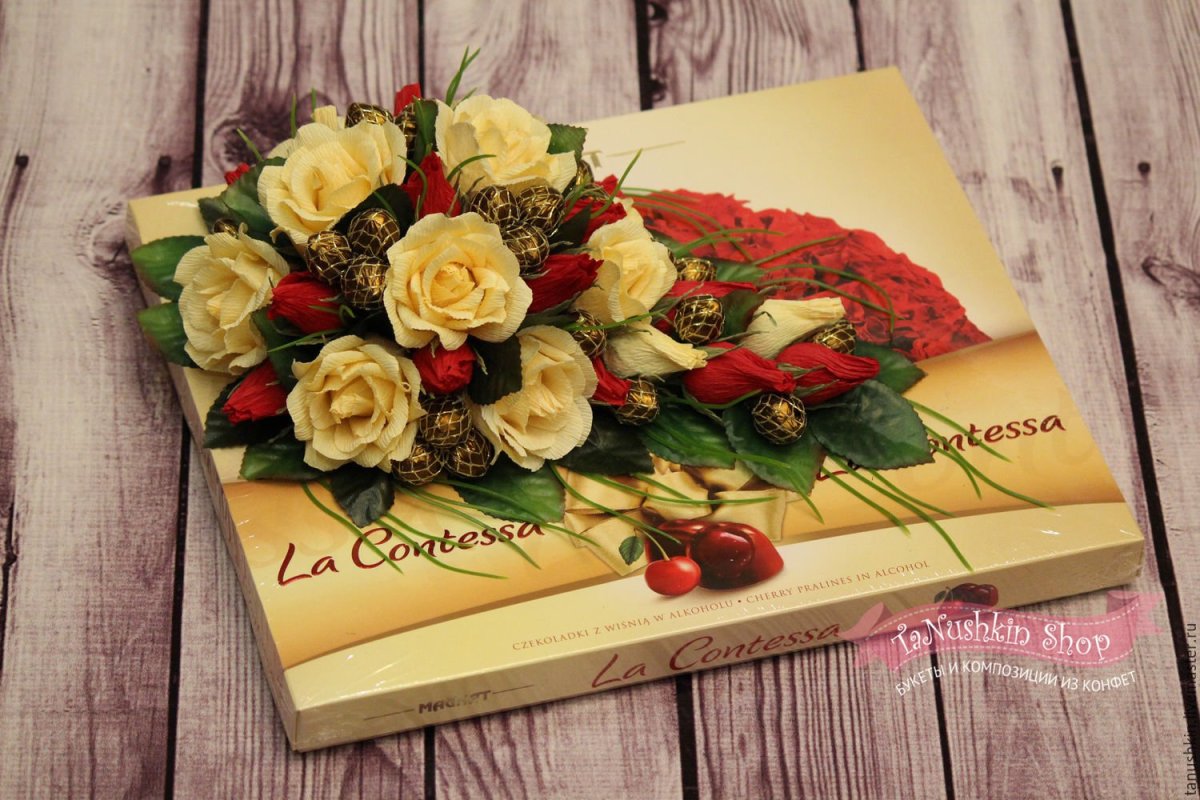 Цветы из гофрированной бумаги в коробке