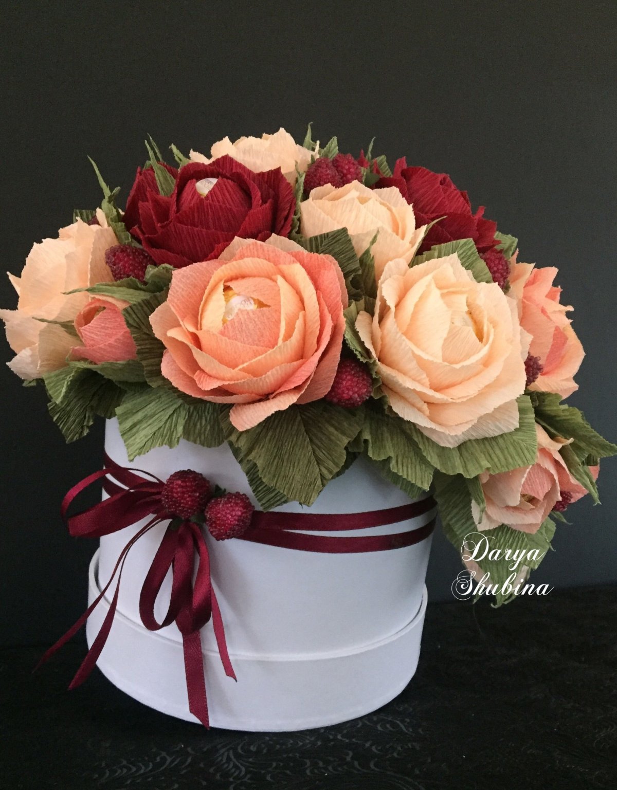 Букет из конфет в коробке пионы