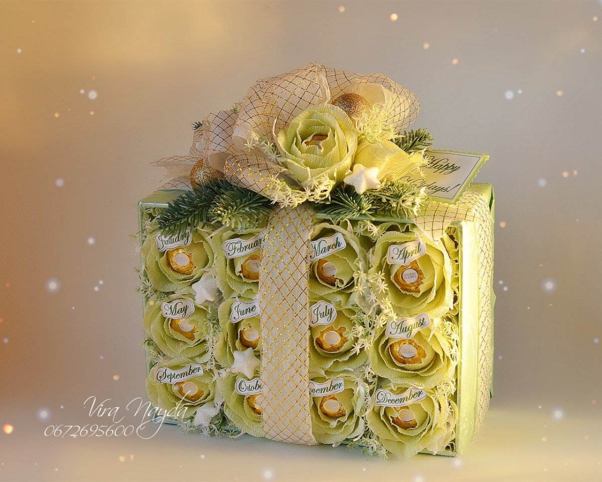 Композиция из цветов и конфет в коробке