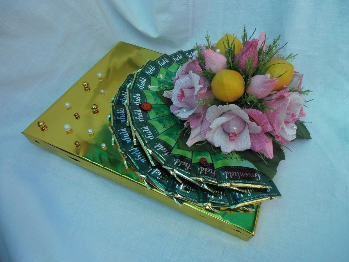 Цветы с конфетами в коробке